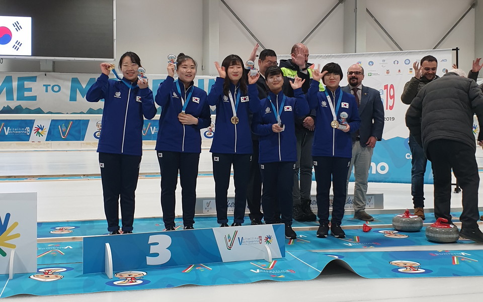 최초 동메달을 획득한 여자컬링팀.