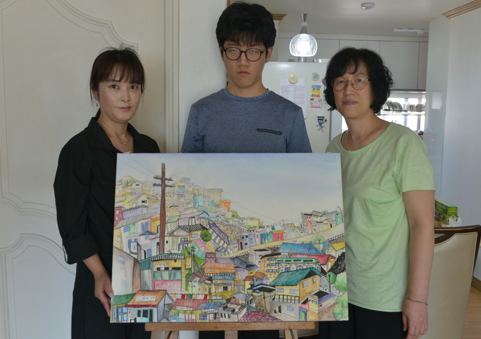 (왼쪽부터) 작가의 선생님 박형숙 작가, 공윤성 작가, 어머니 유순덕 씨