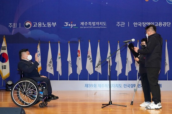 장애인기능경기대회에 참가하는 대표선수들이 선서를 하고 있다.<br>