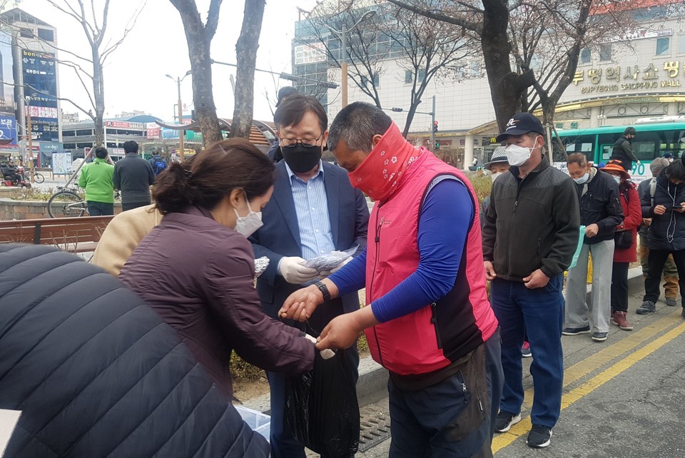 거리노숙인에게 코로나19 예방을 위해 마스크를 나눠주고 있다.(사진=인천시)