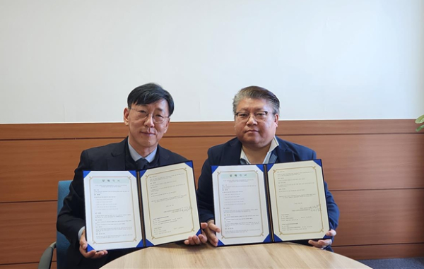 네오에이블 백승엽 대표(좌)와 한국장애인자립생활센터총연합회 진형식 대표가 기념사진을 촬영하고 있다.