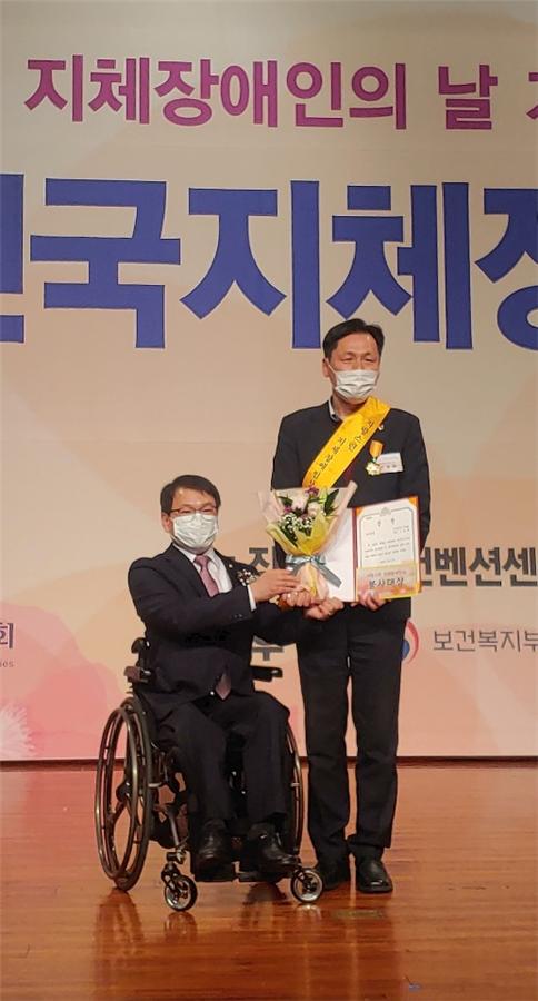 이병래 인천시의회 문화복지위원회 의원은 지난 11월 11일 개최된 ‘제20회 전국지체장애인대회’에서 봉사대상(국회부의장상)을 수상했다.