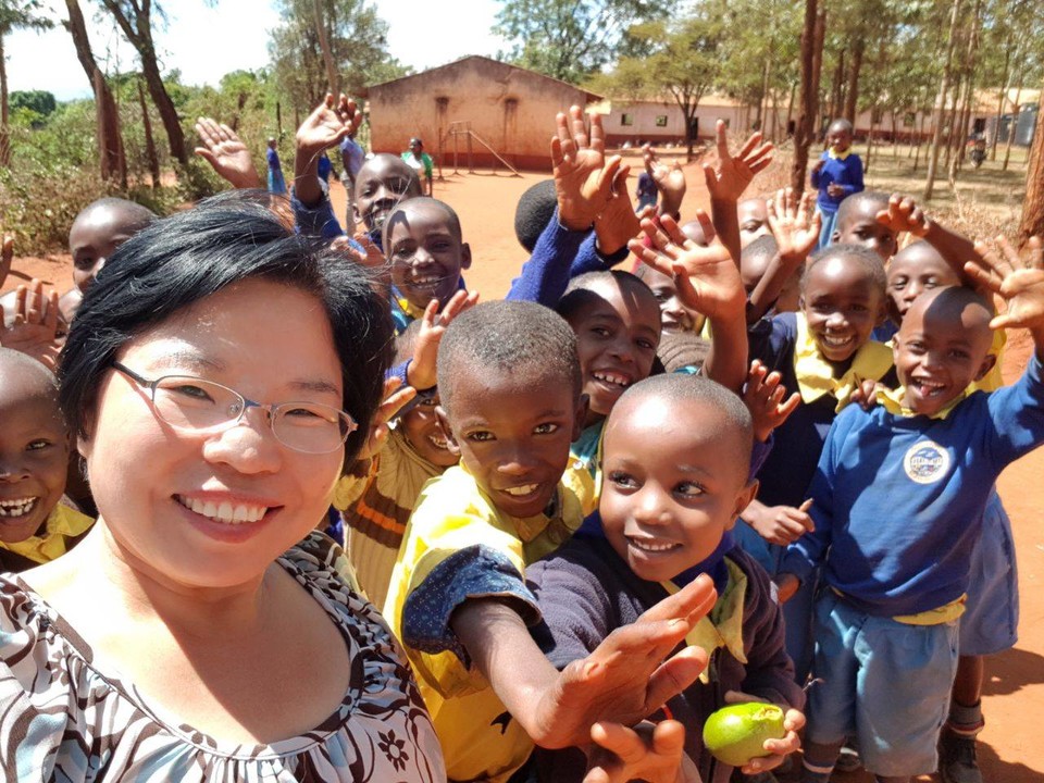 2017년 아프리카 케냐에서 케냐 어린이들과 함께