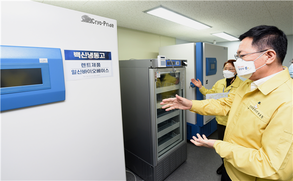 박남춘 시장이 18일 예방접종센터(연수구 선학체육관)를 방문해 점검했다.(사진=인천시)