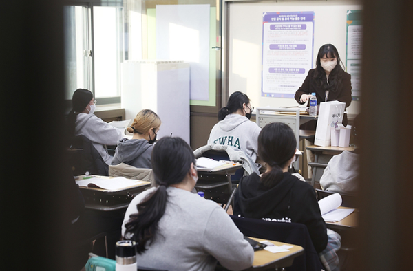 지난해 11월 17일 서울 중구 이화여자외국어고등학교에 마련된 고사실에서 수험생들이 시험을 준비하고 있다.(사진=문화체육관광부 국민소통실)