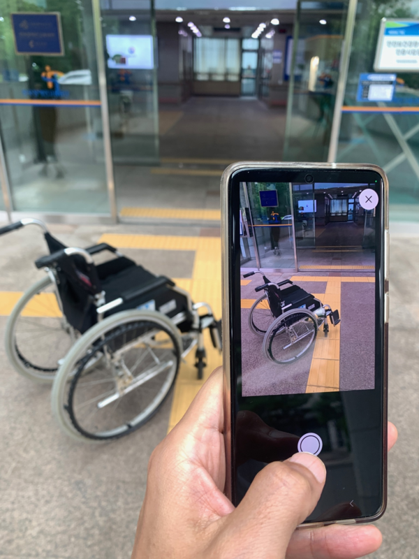 시시각각(視視各各) 프로젝트 참여자가 휴대폰 앱으로 접근성 정보를 등록하는 모습(사진=한국장애인고용공단)